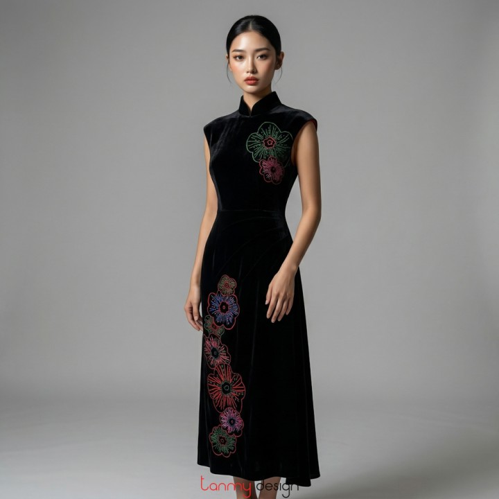 Đầm midi cổ tàu vai chờm xếp ly hông thêu hoa đào đột nhung đen